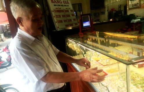 dien-ta-JPG-1158-1456232932_zpshiau00hi dien-ta-JPG-1158-1456232932_zpshiau00hi {focus_keyword} Kẻ cướp đập tủ kính, gom vàng trong 5 giây ở Sài Gòn dien ta JPG 1158 1456232932 zpshiau00hi