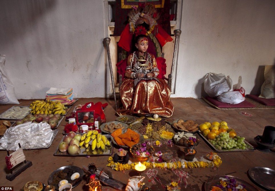 尼泊爾印度教女神的日常生活：女神薩米塔．巴傑拉查裏亞在接受朝拜。