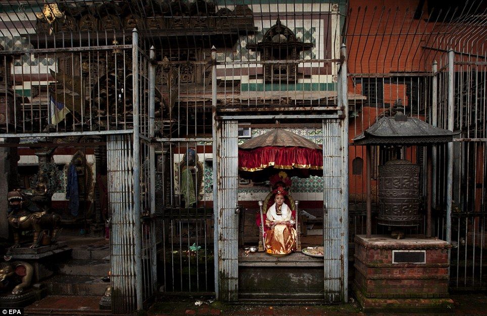 尼泊爾印度教：在傳統 Matya 節日期間，女神薩米塔．巴傑拉查裏亞坐在傳統寶座上等待朝拜。