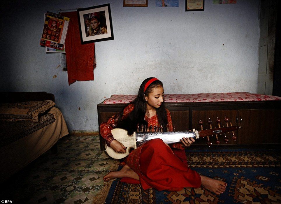 尼泊爾印度教：薩米塔．巴傑拉查裏亞在家中彈印度古典音樂樂器。