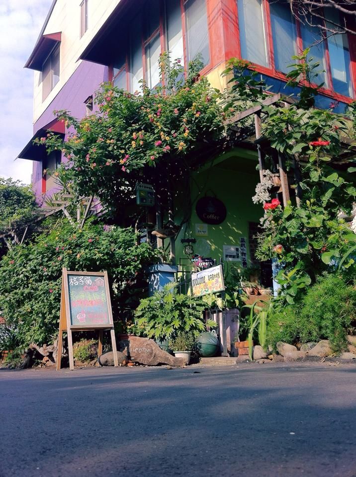 格子窗咖啡館有著色彩豐富的外觀，如披上了一層童話薄紗