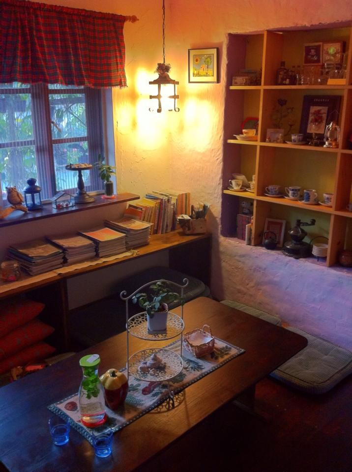 格子窗咖啡館離廚房較近的廂房，暖暖的溫馨空間
