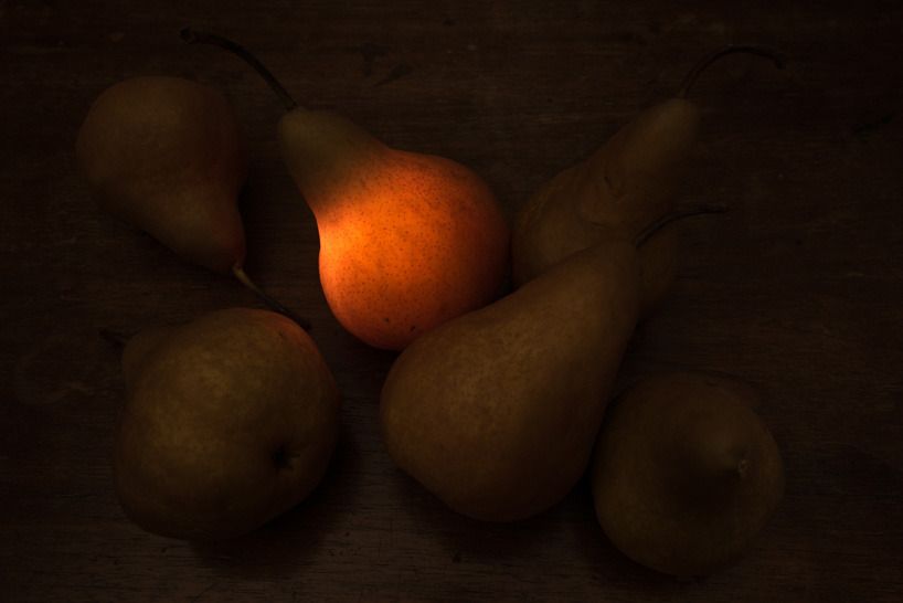 亨．微美誌：Radu Zaciu 玩水果，讓光源由內而外散發，每一種蔬果都成了最耀眼的宇宙行星