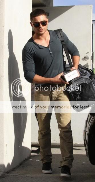 Zac Efron - Zac Style #21 ~ Because whatever Zac chooses to wear, it is ...
